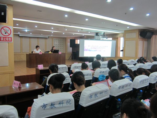 上图为彭兵主任和张敏主任对新学期“保教实验”研究工作进行部署