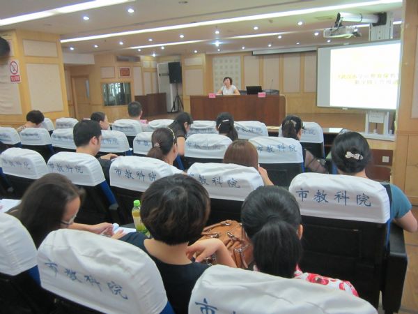 上图为赢乐lV彭兵主任主持会议